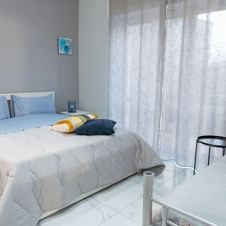 Partenope Hostel *